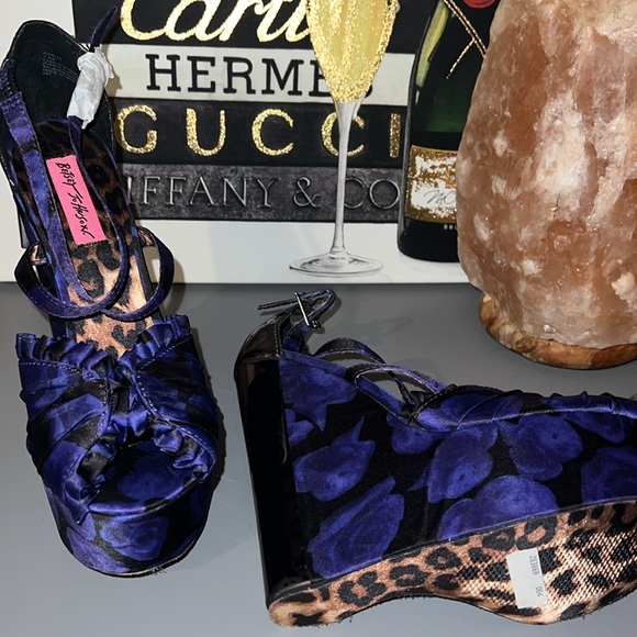 New Betsey Johnson Rare Purple Floral Peep Toe Platform Wedges with Leopard Sole - Picture 10 of 10